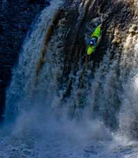 Marisa paddelt Wasserfall